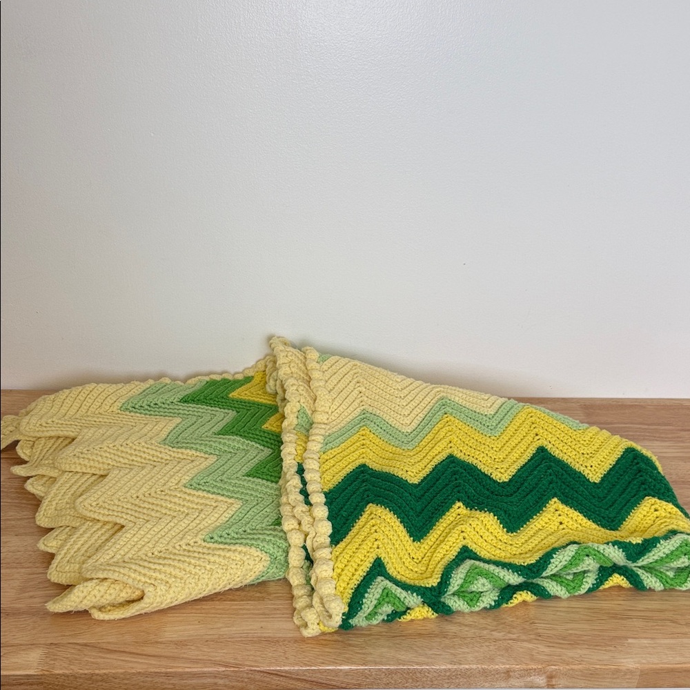 Chevron Patterned Throw Blanket in Green and Yellow - Picture 13 of 14